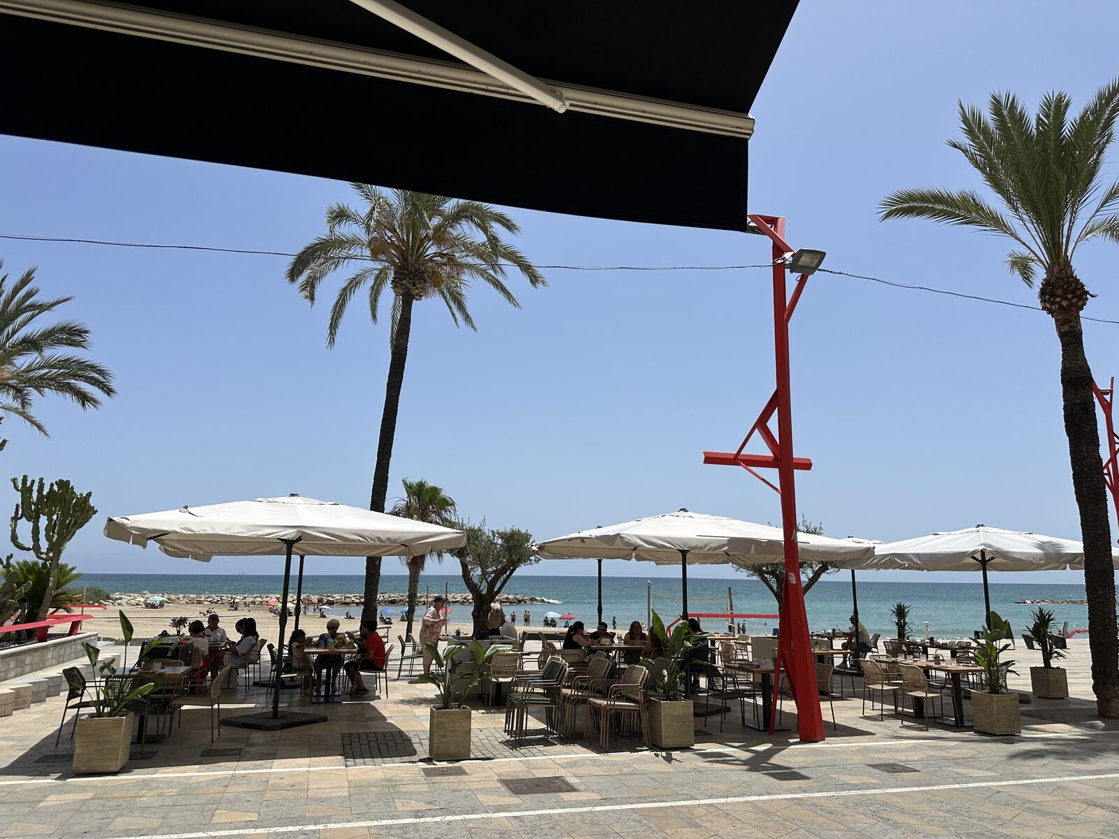DOMA Beach – terraza frente al Mediterráneo